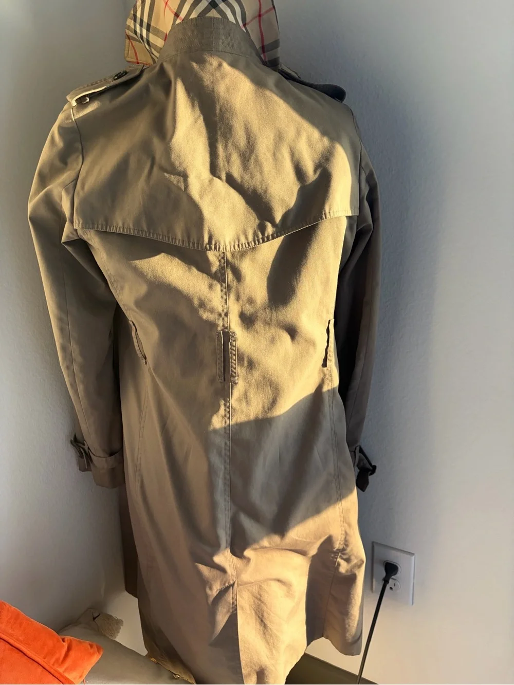 Burberry Women’s Tan Double-Breasted Trench Coat with Signature Check Collar - Picture 5 of 9